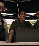 9-1-1-LonestarS05E09-441.jpg